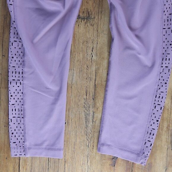 90 DEGREE PLUM LASER CUT OUT WAISTBAND POCKET SIDE POCKETS CAPRI LEGGINGS SMALL - Picture 10 of 10